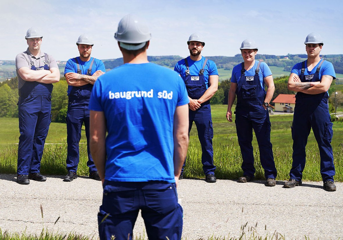 Ausbildung BauGrund Süd Gruppenbild der Auszubildenden von BauGrund Süd. Im Vordergrund ein Auszubildender mit dem Rücken zur Kamera auf dem Shirt kann man BauGrund Süd lesen.